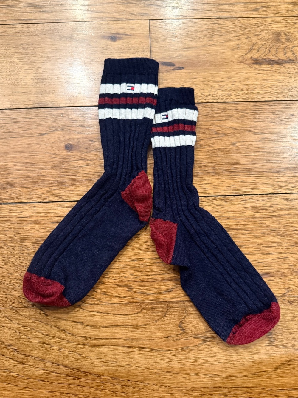 NEVER WORN Tommy Hilfiger Men's Navy Ribbed Crew Socks with Burgundy Accents